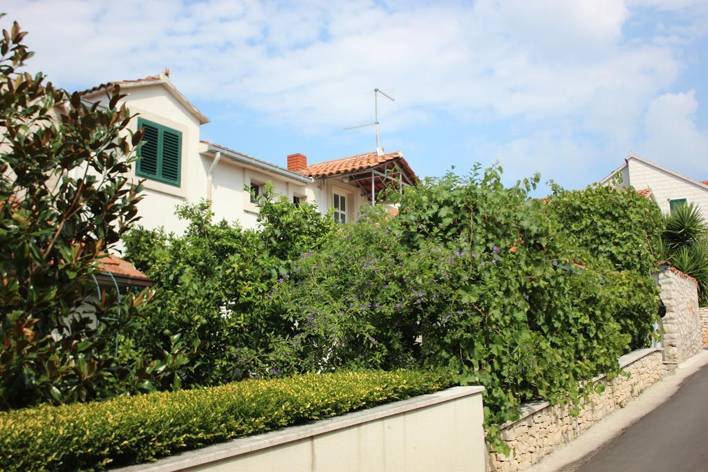 Apartments Jaksic - Zile Supetar Ngoại thất bức ảnh